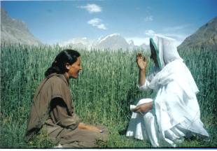 Hussn Bibi (right) interviewing the late Roshan Numa in Shimshal, Pakistan, 2000 (Mirza Zaman)